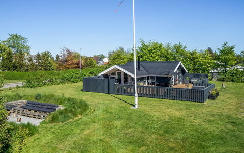 Bryti - 500M from the Sea: Thatching, Verblijf, Huis, Dak, Huis, Boerderij, Hut, Landgoed, Dorp