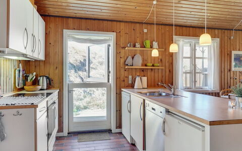 Solunka - 100M from the Sea: Keuken, Countertop, Toestel Van De Keuken, Interieur Ontwerp, Hout, Meubilair, Major Appliance, Flooring, Gootsteen, Plafond