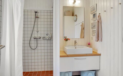 Solunka - 100M from the Sea: Badkamer, Muur, Loodgieterswerkinrichting, Interieur Ontwerp, Flooring, Wastafel In De Badkamer, Verdieping, Wastafel, Toilet, Loodgieter