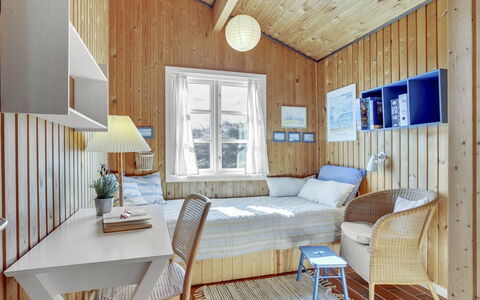 Solunka - 100M from the Sea: Meubilair, Interieur Ontwerp, Hout, Slaapkamer, Verdieping, Flooring, Huis, Plafond, Bed, Kamer