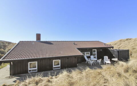 Thenna - 200M from the Sea: Huis, Huis, Deur, Dak, Verblijf, Landgoed, Tuin, Schaduw, Siding, Werf