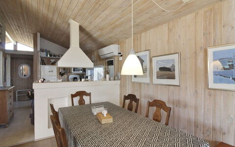 Thenna - 200M from the Sea: Huis, Huis, Deur, Dak, Verblijf, Landgoed, Tuin, Schaduw, Siding, Werf