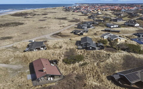 Thenna - 200M from the Sea: Huis, Huis, Deur, Dak, Verblijf, Landgoed, Tuin, Schaduw, Siding, Werf
