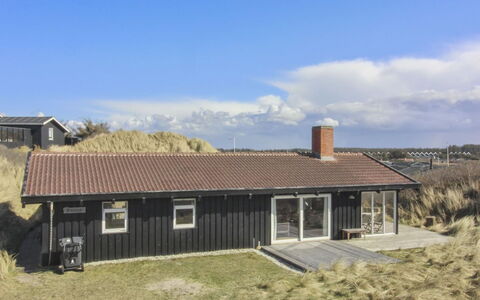 Thenna - 200M from the Sea: Huis, Huis, Deur, Dak, Verblijf, Landgoed, Tuin, Schaduw, Siding, Werf