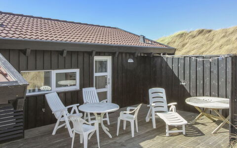 Thenna - 200M from the Sea: Huis, Huis, Deur, Dak, Verblijf, Landgoed, Tuin, Schaduw, Siding, Werf