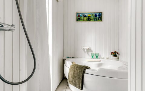 Sigrid - 400M from the Sea: Badkamer, Loodgieterswerkinrichting, Bad, Interieur Ontwerp, Flooring, Kraan, Loodgieter, Verdieping, Wastafel, Wastafel In De Badkamer