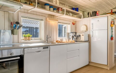 Sigrid - 400M from the Sea: Hout, Keuken, Interieur Ontwerp, Major Appliance, Huis, Countertop, Toestel Van De Keuken, Kamer, Plafond, Beits
