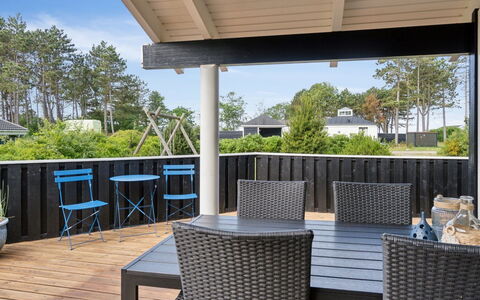 Alvy - 200M from the Sea: Hout, Huis, Veranda, Dek, Hardwood, Dak, Beits, Houten Vloer, Eco Hotel