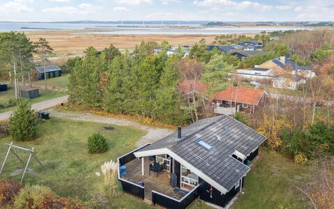 Alvy - 200M from the Sea: Hout, Huis, Veranda, Dek, Hardwood, Dak, Beits, Houten Vloer, Eco Hotel