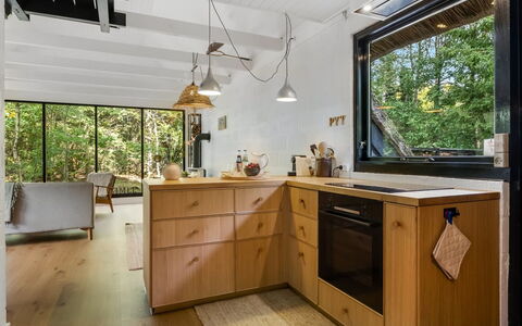 Olaf - 1.4Km from the Sea: Hout, Countertop, Keuken, Loodgieterswerkinrichting, Wastafel, Cabinetry, Kraan, Plafond, Beits, Hardwood