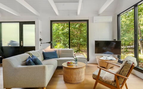 Olaf - 1.4Km from the Sea: Hout, Meubilair, Interieur Ontwerp, Bankstel, Flooring, Woonkamer, Verdieping, Huis, Plafond