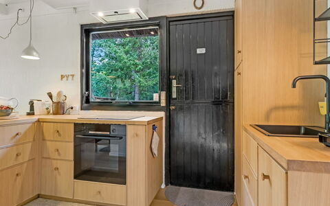 Olaf - 1.4Km from the Sea: Hout, Keuken, Loodgieterswerkinrichting, Interieur Ontwerp, Countertop, Flooring, Wastafel, Kraan, Toestel Van De Keuken, Kamer