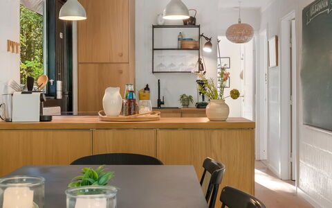 Olaf - 1.4Km from the Sea: Meubilair, Keuken, Countertop, Interieur Ontwerp, Hout, Lichte Inrichting, Kamer, Cabinetry, Keuken En Eettafel, Tableware