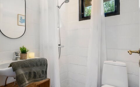 Olaf - 1.4Km from the Sea: Wc Bril, Interieur Ontwerp, Flooring, Toilet, Verdieping, Badkamer, Loodgieterswerkinrichting, Kamer, Loodgieter, Plafond