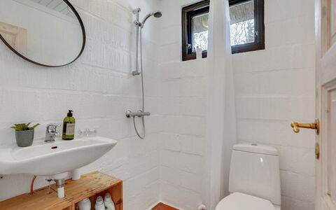 Olaf - 1.4Km from the Sea: Wc Bril, Muur, Toilet, Badkamer, Loodgieterswerkinrichting, Flooring, Verdieping, Interieur Ontwerp, Loodgieter, Wastafel