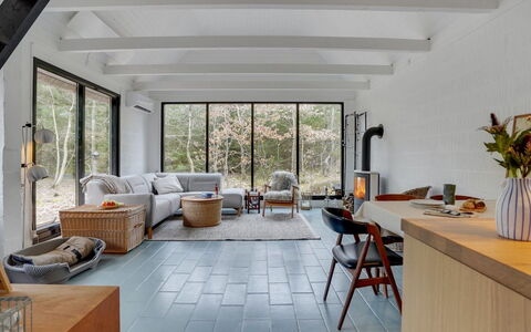 Olaf - 1.4Km from the Sea: Hout, Meubilair, Flooring, Interieur Ontwerp, Verdieping, Tafel, Plafond, Woonkamer, Huis, Kamer