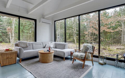Olaf - 1.4Km from the Sea: Hout, Meubilair, Flooring, Interieur Ontwerp, Bankstel, Woonkamer, Verdieping, Huis, Kussen Gooien