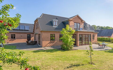 Iarund - 500M to the Fjord: Meubilair, Interieur Ontwerp, Flooring, Hout, Verdieping, Plafond, Houten Vloer, Stoel, Tafel, Verlichting