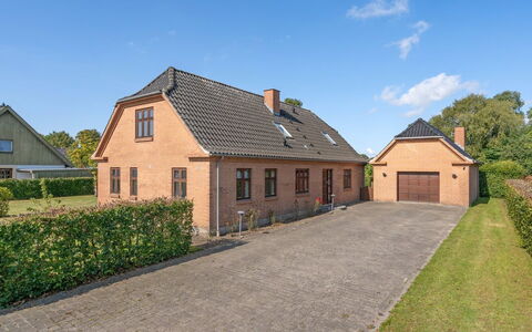 Iarund - 500M to the Fjord: Meubilair, Interieur Ontwerp, Flooring, Hout, Verdieping, Plafond, Houten Vloer, Stoel, Tafel, Verlichting