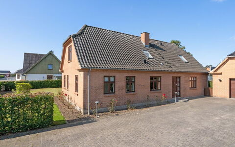 Iarund - 500M to the Fjord: Meubilair, Interieur Ontwerp, Flooring, Hout, Verdieping, Plafond, Houten Vloer, Stoel, Tafel, Verlichting