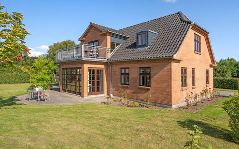 Iarund - 500M to the Fjord: Meubilair, Interieur Ontwerp, Flooring, Hout, Verdieping, Plafond, Houten Vloer, Stoel, Tafel, Verlichting