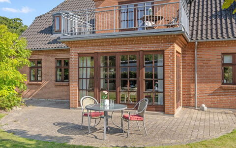 Iarund - 500M to the Fjord: Meubilair, Interieur Ontwerp, Flooring, Hout, Verdieping, Plafond, Houten Vloer, Stoel, Tafel, Verlichting