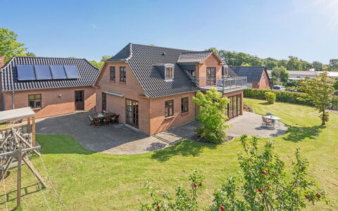 Iarund - 500M to the Fjord: Meubilair, Interieur Ontwerp, Flooring, Hout, Verdieping, Plafond, Houten Vloer, Stoel, Tafel, Verlichting