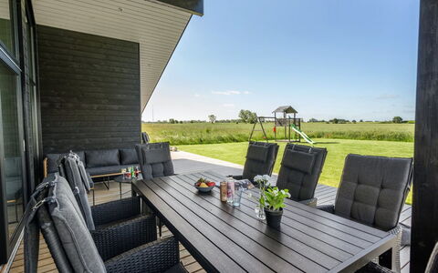 Thalie - 400M from the Sea: Blauw, Struik, Verblijf, Groundcover, Tuin, Landgoed, Schaduw, Landscaping, Boerderij, Eco Hotel