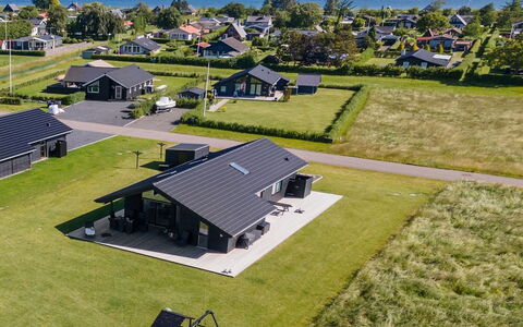 Thalie - 400M from the Sea: Blauw, Struik, Verblijf, Groundcover, Tuin, Landgoed, Schaduw, Landscaping, Boerderij, Eco Hotel