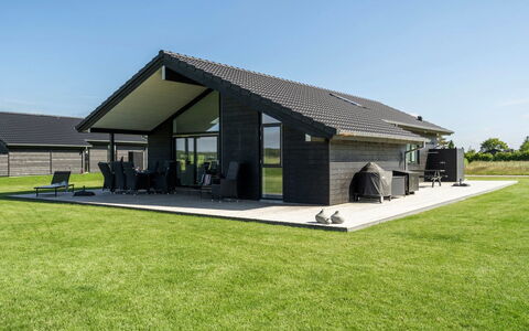 Thalie - 400M from the Sea: Blauw, Struik, Verblijf, Groundcover, Tuin, Landgoed, Schaduw, Landscaping, Boerderij, Eco Hotel