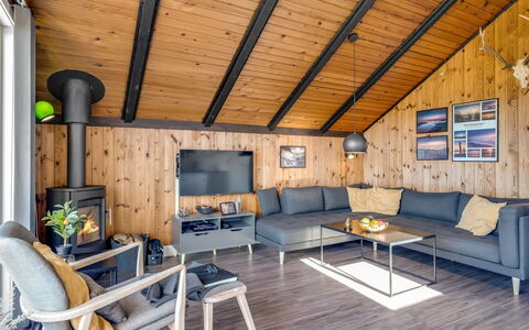 Agnesa - 1.5Km from the Sea: Hout, Plafond, Huis, Meubilair, Interieur Ontwerp, Woonkamer, Bankstel, Verblijf, Blokhut, Hardwood