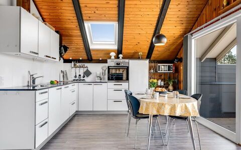 Agnesa - 1.5Km from the Sea: Keuken, Interieur Ontwerp, Plafond, Major Appliance, Countertop, Stoel, Toestel Van De Keuken, Keuken En Eettafel, Huishoudapparatuur, Cabinetry