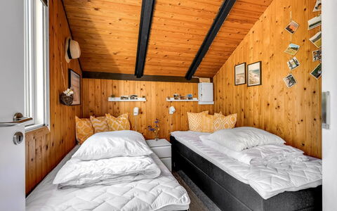 Agnesa - 1.5Km from the Sea: Slaapkamer, Bed, Hout, Laken, Bedding, Interieur Ontwerp, Bed Frame, Verdieping, Plafond, Kamer