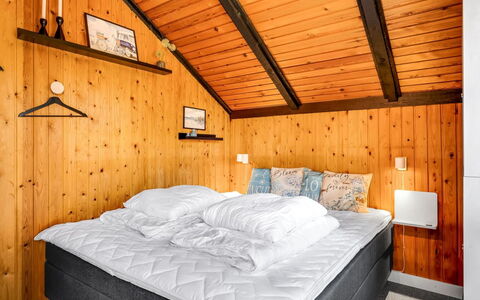 Agnesa - 1.5Km from the Sea: Slaapkamer, Bed, Hout, Laken, Bedding, Bed Frame, Interieur Ontwerp, Verdieping, Plafond, Linens
