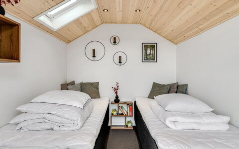 Agnesa - 1.5Km from the Sea: Slaapkamer, Interieur Ontwerp, Hout, Bed, Verdieping, Flooring, Plafond, Meubilair, Kamer, Bedding