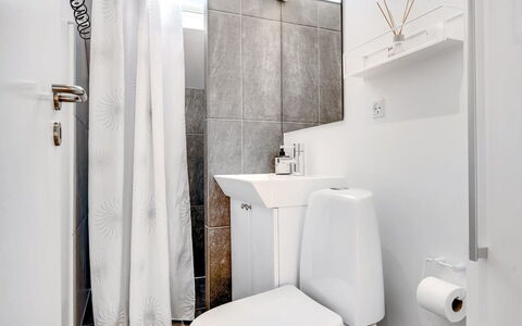 Agnesa - 1.5Km from the Sea: Loodgieterswerkinrichting, Wc Bril, Toilet, Interieur Ontwerp, Verdieping, Flooring, Badkamer, Wastafel, Loodgieter, Kamer