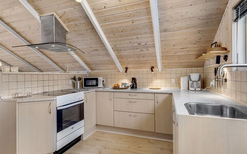 Hailka: Keuken, Hout, Countertop, Flooring, Plafond, Interieur Ontwerp, Verdieping, Wastafel, Loodgieterswerkinrichting, Kraan