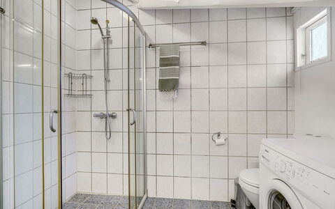 Hailka: Loodgieterswerkinrichting, Flooring, Badkamer, Interieur Ontwerp, Verdieping, Loodgieter, Douche, Toilet, Tegel, Plafond