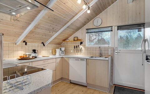 Hailka: Hout, Interieur Ontwerp, Plafond, Keuken, Countertop, Lichte Inrichting, Flooring, Huis, Loodgieterswerkinrichting, Meubilair