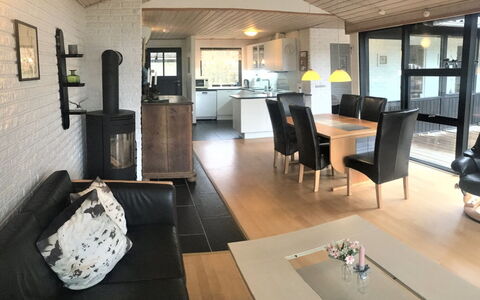 Wilmer - 40Km from the Sea: Dak, Huis, Deur, Verblijf, Schaduw, Siding, Werf, Landgoed, Backyard