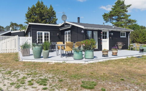 Haidi - 300M from the Sea: Meubilair, Interieur Ontwerp, Flooring, Hout, Verdieping, Plafond, Houten Vloer, Stoel, Tafel, Verlichting