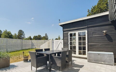 Haidi - 300M from the Sea: Meubilair, Interieur Ontwerp, Flooring, Hout, Verdieping, Plafond, Houten Vloer, Stoel, Tafel, Verlichting