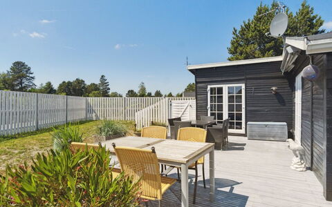 Haidi - 300M from the Sea: Meubilair, Interieur Ontwerp, Flooring, Hout, Verdieping, Plafond, Houten Vloer, Stoel, Tafel, Verlichting