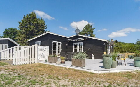 Haidi - 300M from the Sea: Meubilair, Interieur Ontwerp, Flooring, Hout, Verdieping, Plafond, Houten Vloer, Stoel, Tafel, Verlichting