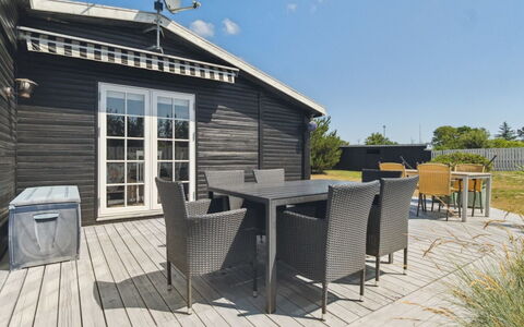 Haidi - 300M from the Sea: Meubilair, Interieur Ontwerp, Flooring, Hout, Verdieping, Plafond, Houten Vloer, Stoel, Tafel, Verlichting
