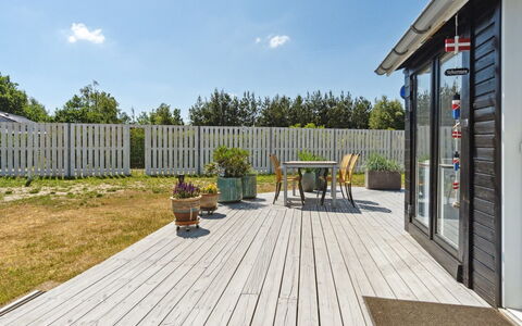 Haidi - 300M from the Sea: Meubilair, Interieur Ontwerp, Flooring, Hout, Verdieping, Plafond, Houten Vloer, Stoel, Tafel, Verlichting