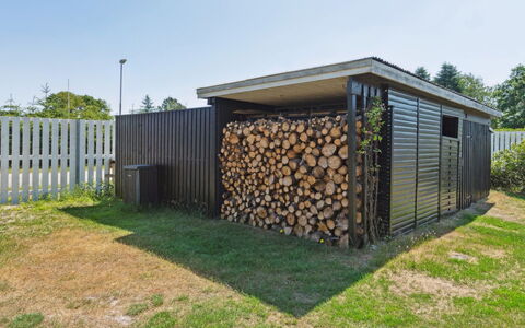 Haidi - 300M from the Sea: Meubilair, Interieur Ontwerp, Flooring, Hout, Verdieping, Plafond, Houten Vloer, Stoel, Tafel, Verlichting