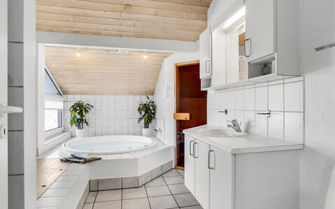 Ritha - 350M from the Sea: Hout, Dak, Architectuur, Huis, Huis, Verblijf, Siding, Hardwood, Helling, Landgoed