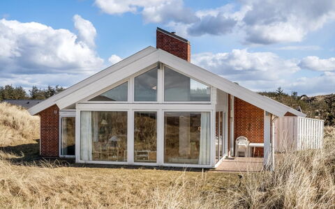 Ritha - 350M from the Sea: Hout, Dak, Architectuur, Huis, Huis, Verblijf, Siding, Hardwood, Helling, Landgoed