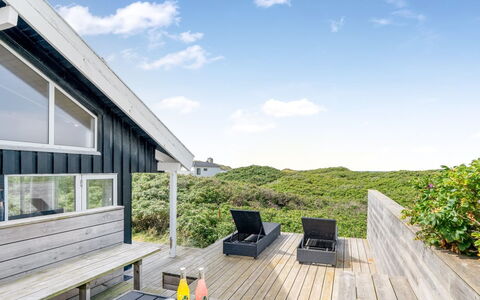 Rauli - 50M from the Sea: Hout, Architectuur, Huis, Plank, Dek, Veranda, Hardwood, Verblijf, Helling, Schaduw